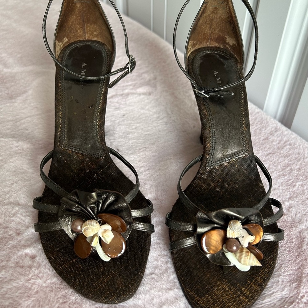 Elegant Brown Wedge Heels with Ankle Straps and Seashells with Open-Toe Design
